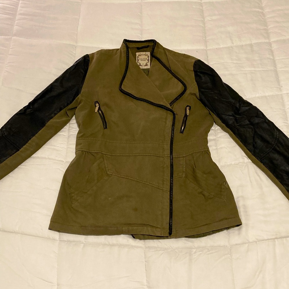 Women’s jacket with leather sleeves